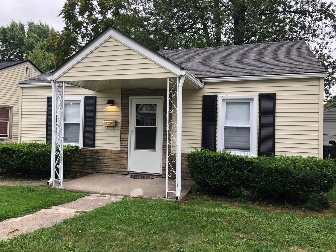 Custom Harper Woods 2 Bedroom Ranch - 18768 Roscommon St