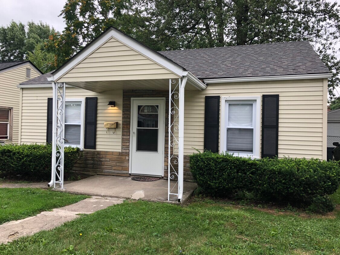 Rancho de 2 habitaciones personalizado en Harper Woods - 18768 Roscommon St