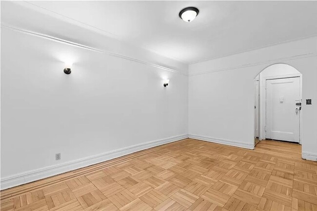 Building Photo - Large 1Bedroom 1Bathroom