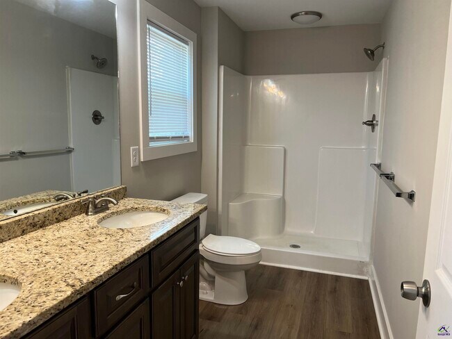 Foto del edificio - 122 Rolling Woods Cir