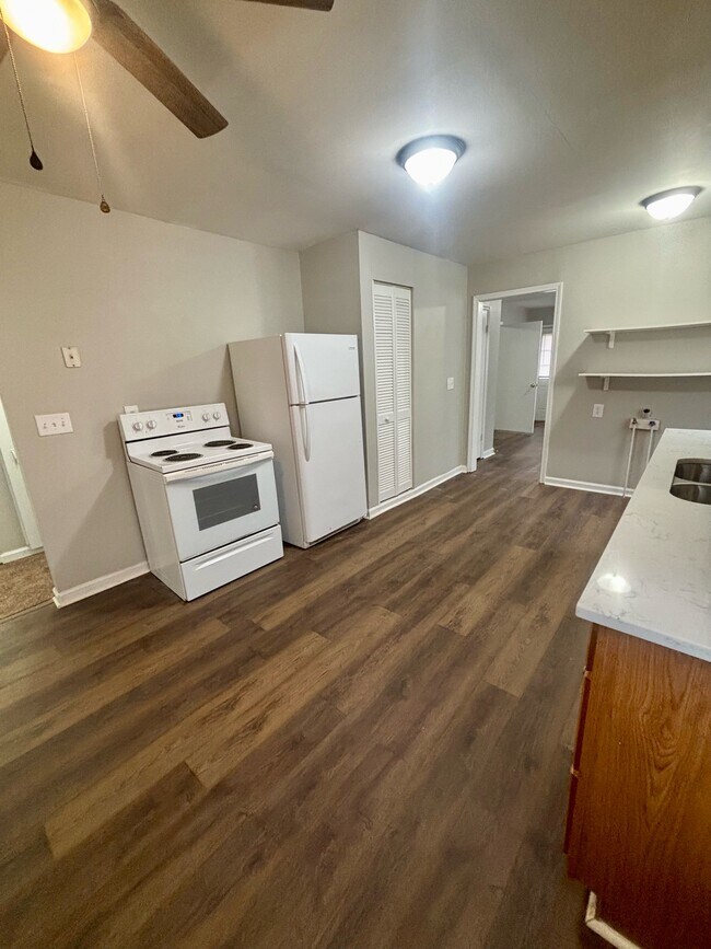 Building Photo - 910 W Whitney Ave