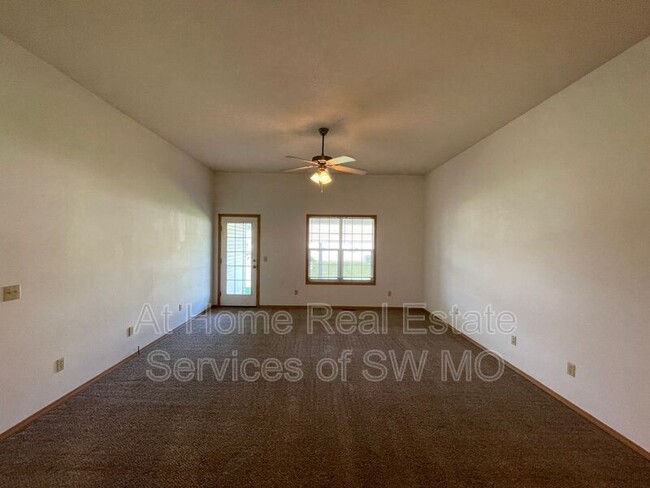 Foto del edificio - 1145 N Northwood Ave