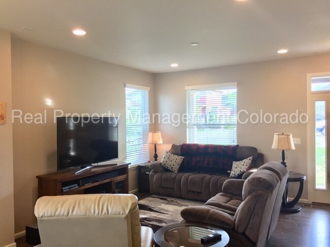 Building Photo - Beautiful 2 Bed, 2.5 Bath in Pioneer Hills