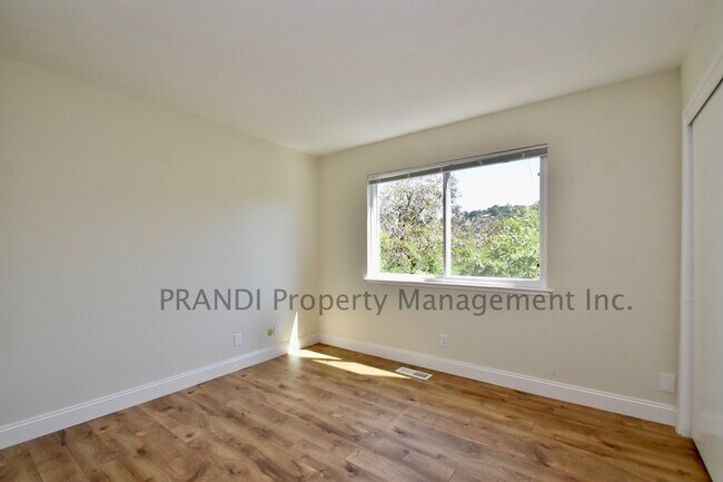 Building Photo - 58 Scenic Ave