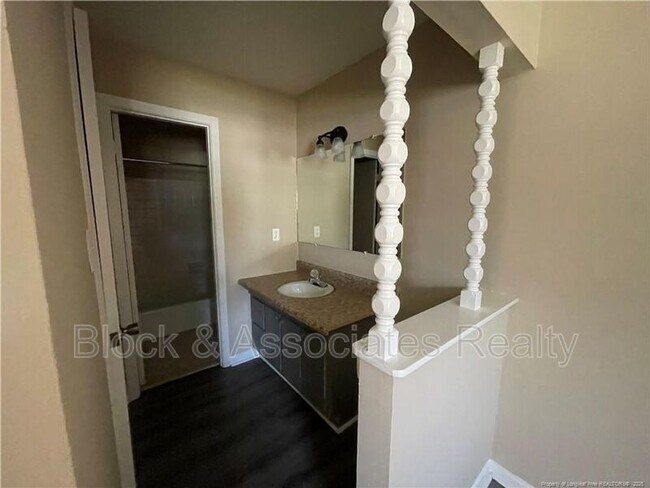 Building Photo - 4959 Fieldcrest Dr