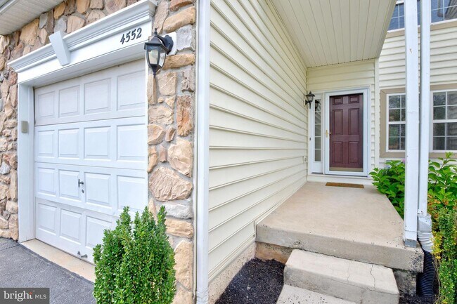 Building Photo - 4552 Old Oak Rd