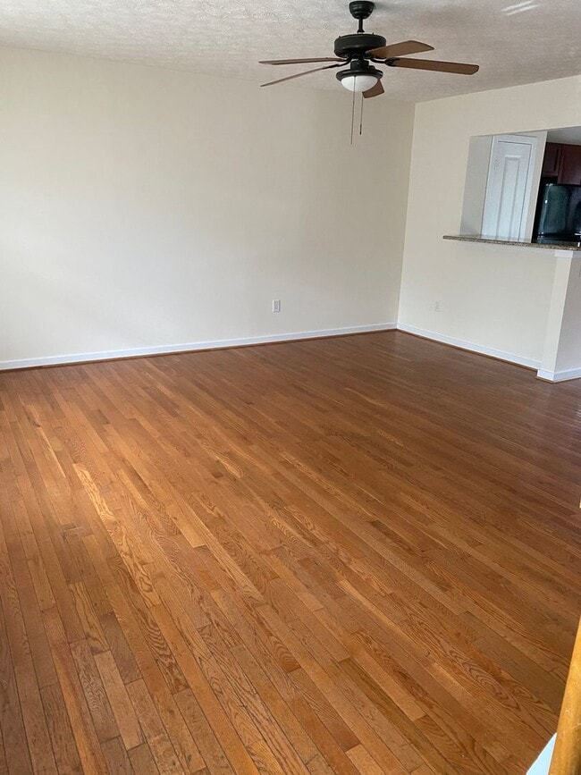 Building Photo - 3 Bedroom, 3.5 Bath Townhouse with Full Fi...