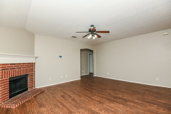 Building Photo - 2713 Briscoe Dr