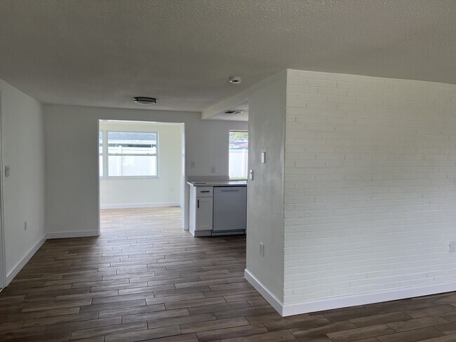 Building Photo - 7315 Brentwood Dr