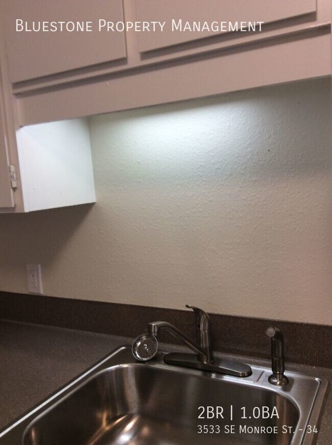 Foto del edificio - Upper Floor 2 Bedroom With W/D Hookups