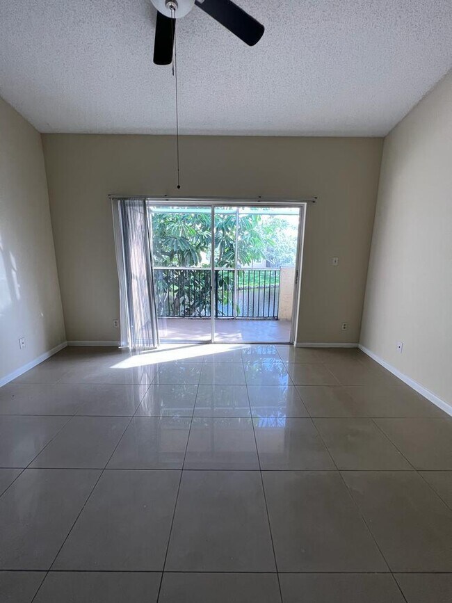 Foto del edificio - 611 Cypress Lake Blvd