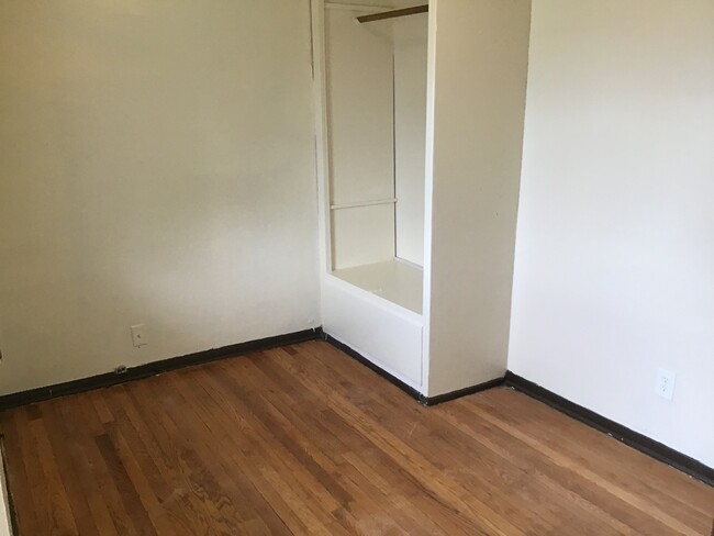 Foto del edificio - 5830-32 N 84th St