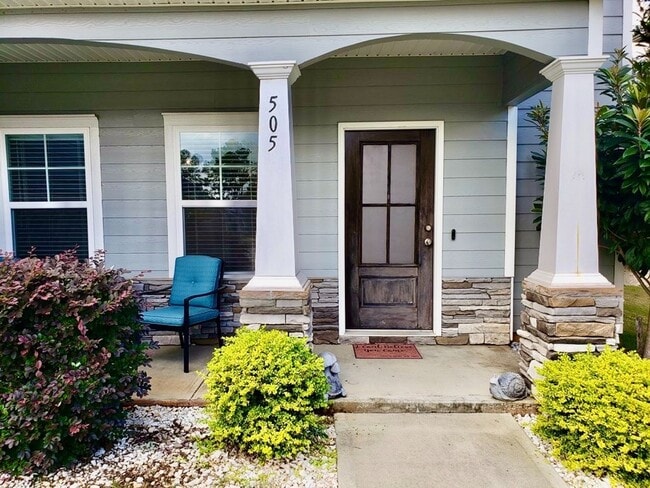 Building Photo - Centrally Located Home Sweet Home