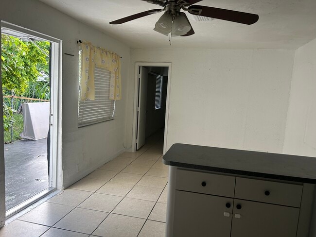 Foto del edificio - 1281 W 61st Pl