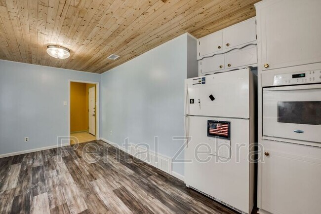 Foto del edificio - 7704 Camelot Rd