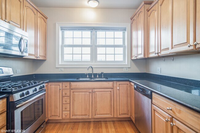 Building Photo - 215 S Evergreen Ave