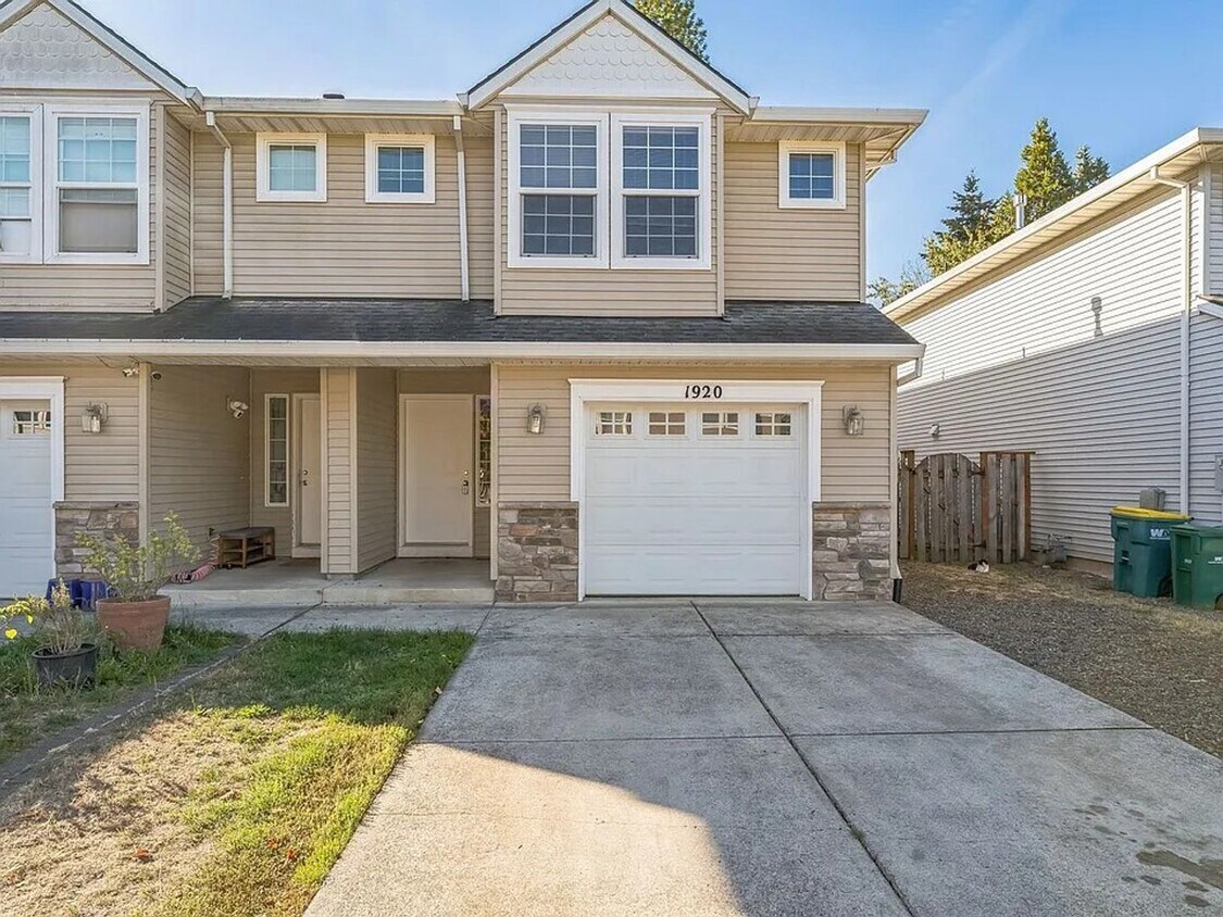 Primary Photo - Welcome to this charming 3-bedroom, 3-bath...