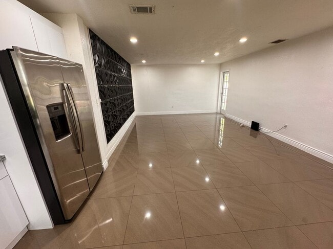 Foto del edificio - 961 NW 200th St