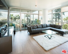 Building Photo - 13650 Marina Pointe Dr