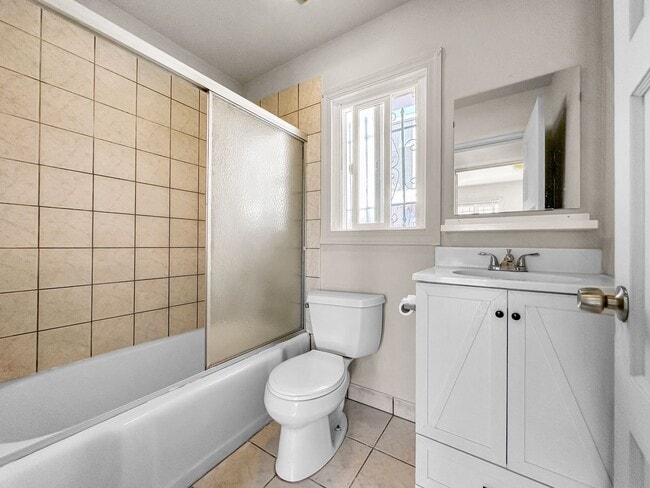 Building Photo - Charming 2-Bedroom Craftsman in Oakland’s ...