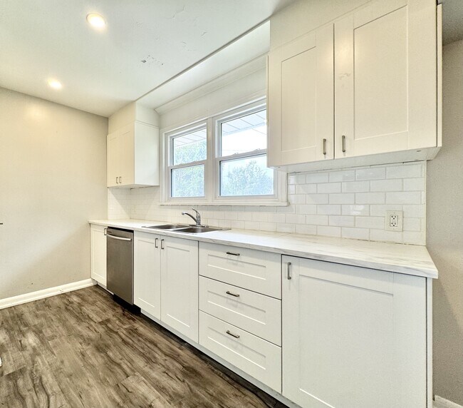 Building Photo - 115 Marigold St