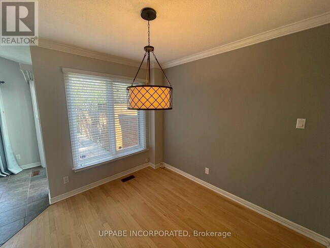 Photo du bâtiment - 202 Forestglade Crescent