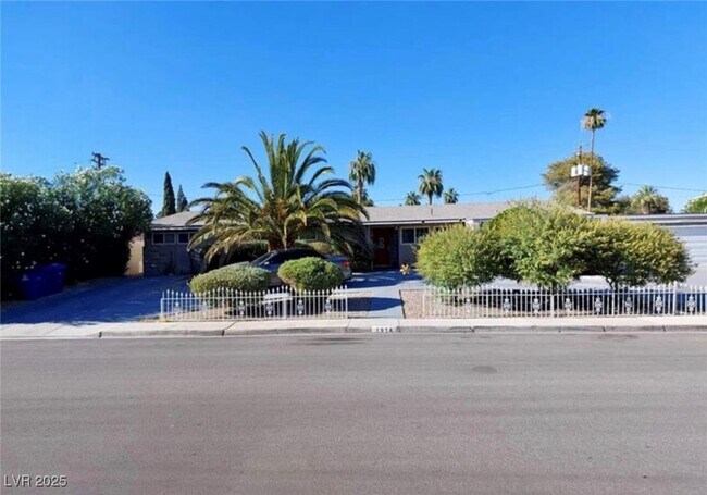 Building Photo - 1914 Ottawa Dr