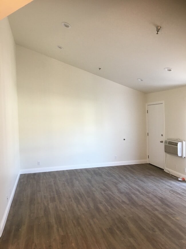 Foto del edificio - 1 bed, 1 bath River Ridge apartment on 2nd...