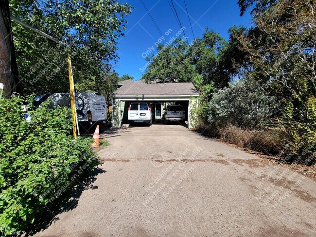 Foto del edificio - 2 br, 1.5 bath Duplex - 1612 Roberts Ave A A