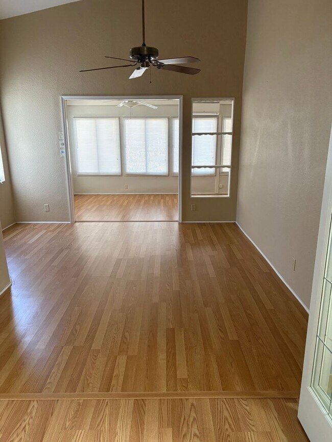 Foto del edificio - Beautiful 2Bed/2Bath with 2-Car Garage