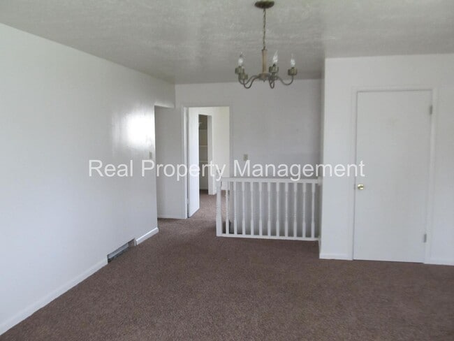 Building Photo - A 4 Bed, 2 Bath House, Available in Novemb...