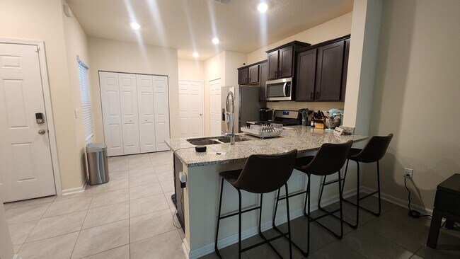 Building Photo - Beautiful Townhome in Waterford Lakes 2 Bedroom 2.5 baths and 1 Car Garage