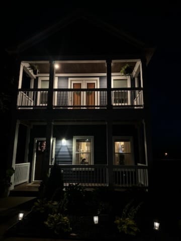 Building Photo - 144 N Vine St