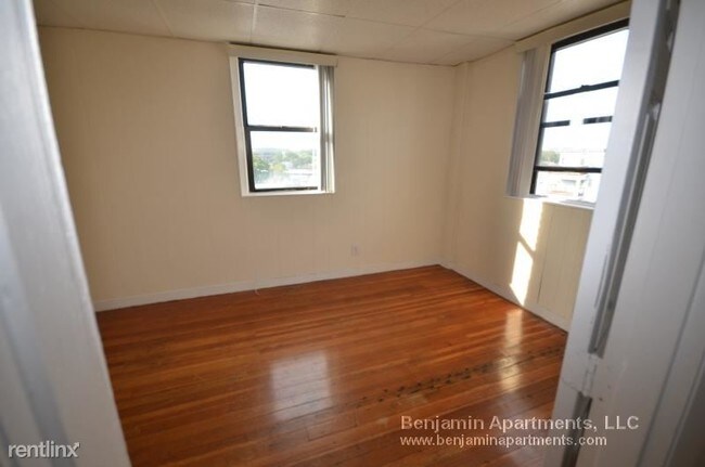 Building Photo - 439 Cambridge St