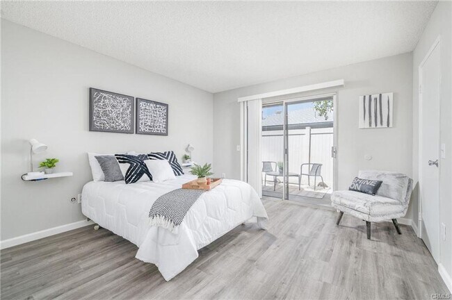 Foto del edificio - Clean & updated 2 bed/2 bath condo availab...