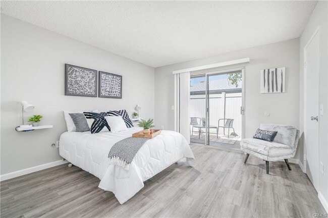 Foto del edificio - Clean & updated 2 bed/2 bath condo available for lease. Student-friendly & walking distance to UCR