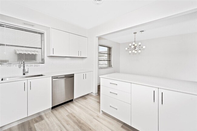 Building Photo - 400 S Luna Ct