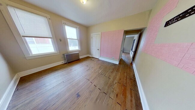 Foto del edificio - Spacious 2-Bedroom First Floor Apartment