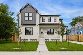 Building Photo - 111 E 18th St