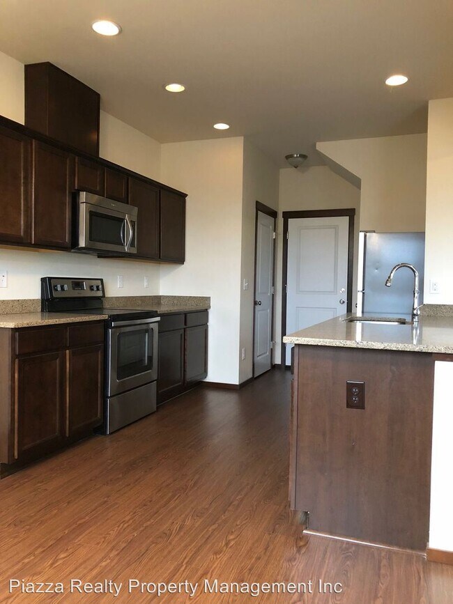 Foto del edificio - 586-586 Rose Ln