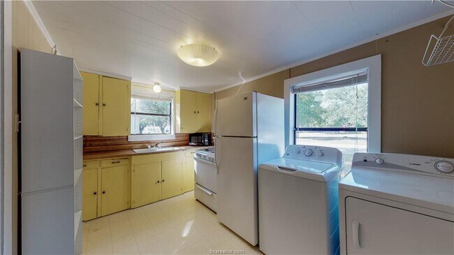 Building Photo - 303 Montclair Ave