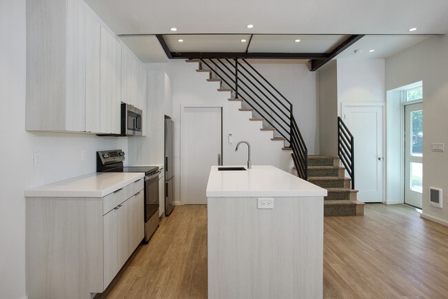 Building Photo - 784 Farmington Ave