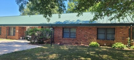 Building Photo - 16 Dogwood Dr