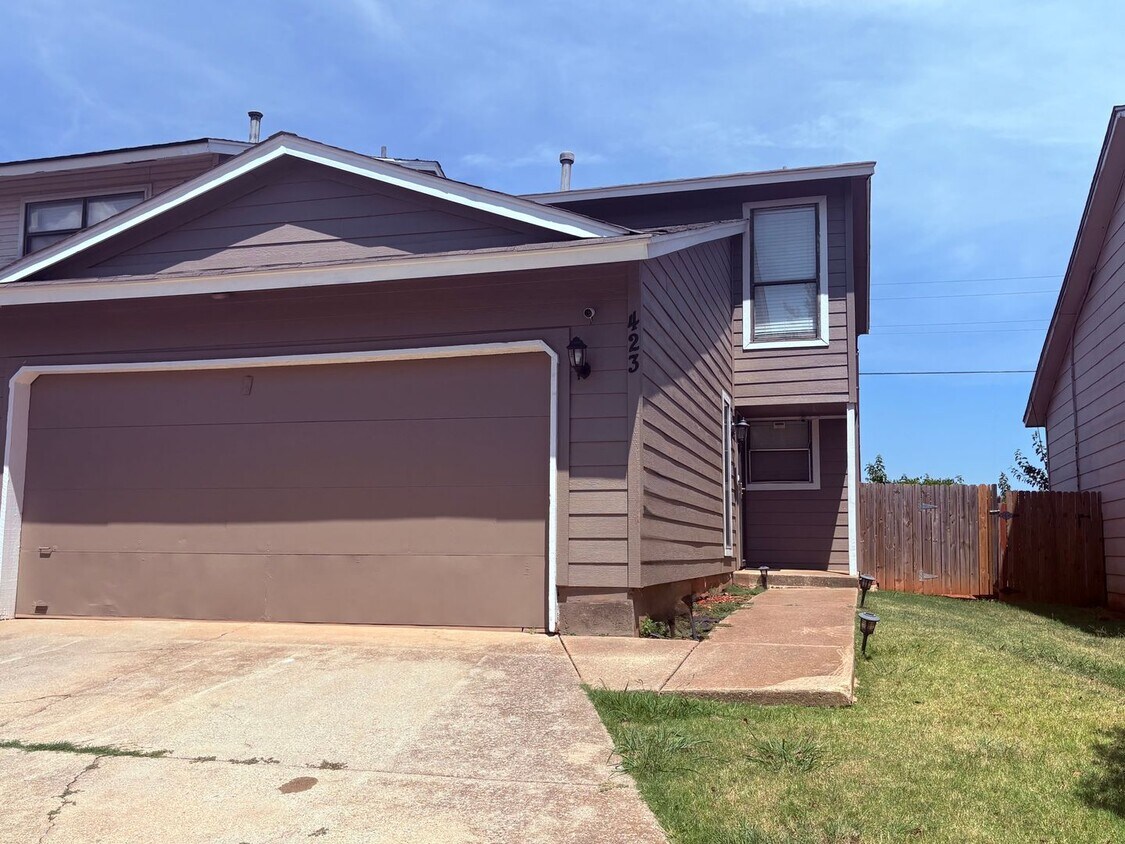 Foto principal - Modern Comfort in NE OKC – 3 Bed, 2.5 Bath...