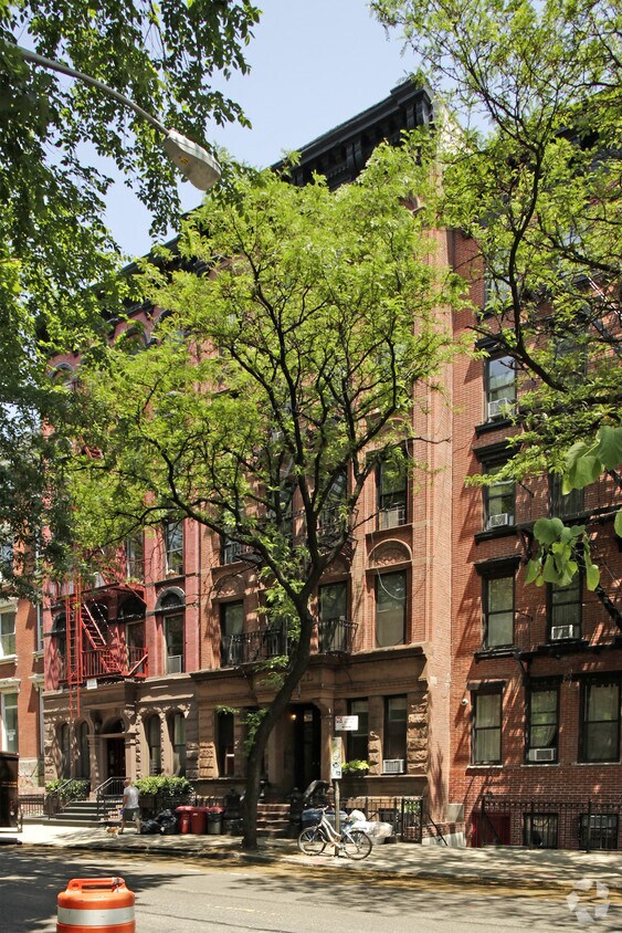 Building Photo - 323 E Tenth St