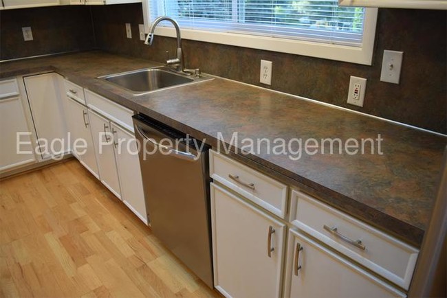 Foto del edificio - 1714 Greentree Rd