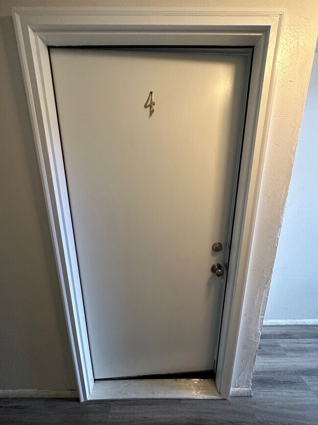 Foto del edificio - Move in ready 1 bedroom/1 bath in Edgewate...