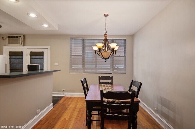 Foto del edificio - 7631 N Eastlake Terrace