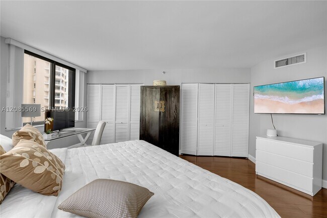 Foto del edificio - 540 Brickell Key Dr