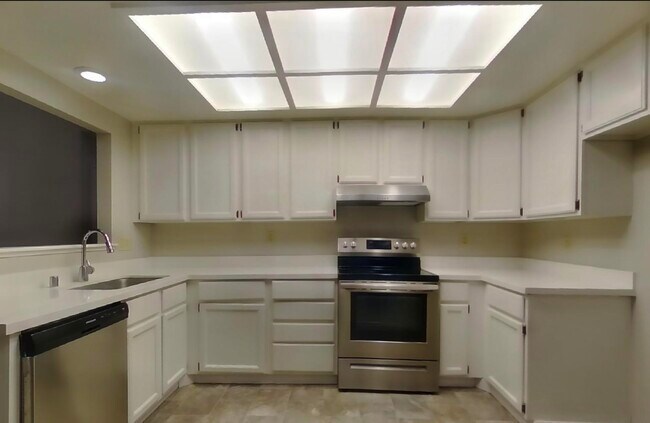 Foto del edificio - Fully updated charming home ready now!